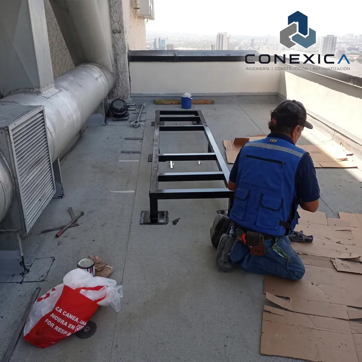 Estructura metálica de base para equipo en azotea junto a ductos
