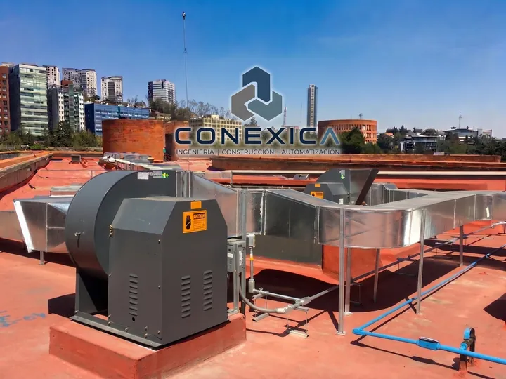 Extractor sobre base de concreto conectado a ductos en azotea
