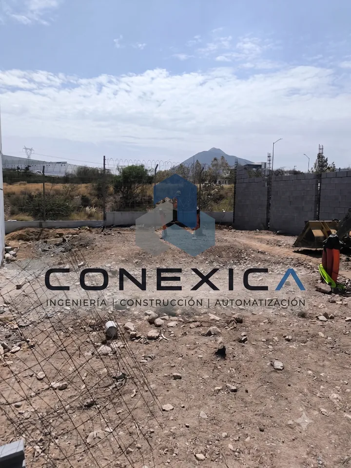 Terreno despejado y nivelado con acero de refuerzo al fondo
